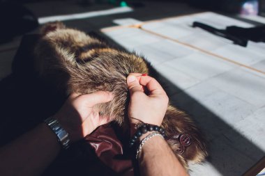 Profesyonel terzi, kürk manto, atelier, tamir Tasarımcısı stüdyo. Moda ve terzilik kavramı.