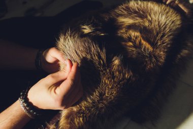 Profesyonel terzi, kürk manto, atelier, tamir Tasarımcısı stüdyo. Moda ve terzilik kavramı.