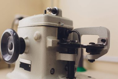 Arka planda atelier Studio profesyonel dikiş makinesi. İşyeri terzi - Dikiş Makinası, iplik, kumaş, makas alır. Dikiş iş kavramı.