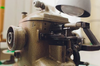 Arka planda atelier Studio profesyonel dikiş makinesi. İşyeri terzi - Dikiş Makinası, iplik, kumaş, makas alır. Dikiş iş kavramı.