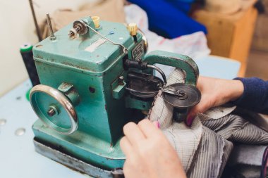 Ev yapımı dikiş makinesinin bakımını yapan kadın eller..