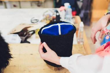 Kazak kapaklar üstünde belgili tanımlık sayaç. Geleneksel Kazak elbise.