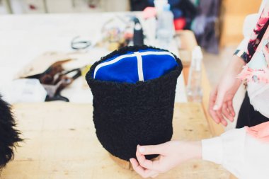 Kazak kapaklar üstünde belgili tanımlık sayaç. Geleneksel Kazak elbise.