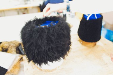 Kazak kapaklar üstünde belgili tanımlık sayaç. Geleneksel Kazak elbise.