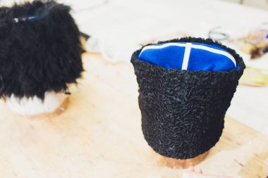 Kazak kapaklar üstünde belgili tanımlık sayaç. Geleneksel Kazak elbise.