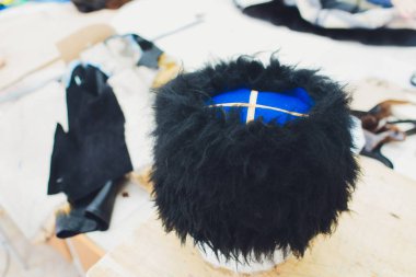 Kazak kapaklar üstünde belgili tanımlık sayaç. Geleneksel Kazak elbise.