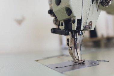 Arka planda atelier Studio profesyonel dikiş makinesi. İşyeri terzi - Dikiş Makinası, iplik, kumaş, makas alır. Dikiş iş kavramı.