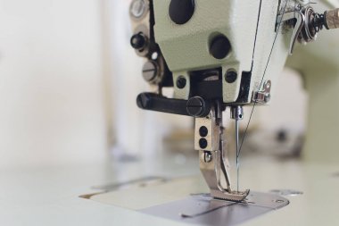 Arka planda atelier Studio profesyonel dikiş makinesi. İşyeri terzi - Dikiş Makinası, iplik, kumaş, makas alır. Dikiş iş kavramı.