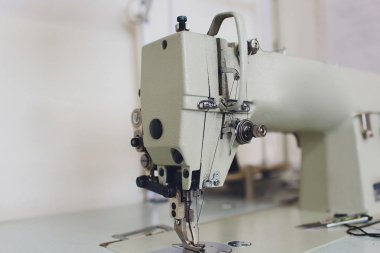 Arka planda atelier Studio profesyonel dikiş makinesi. İşyeri terzi - Dikiş Makinası, iplik, kumaş, makas alır. Dikiş iş kavramı.