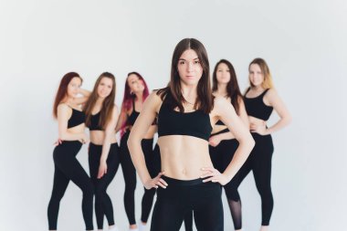 Bazı dinlenmek ile eğitim sonra stüdyoda poz inanılmaz vücut ile fitogirl.