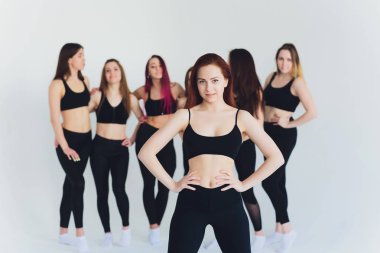 Bazı dinlenmek ile eğitim sonra stüdyoda poz inanılmaz vücut ile fitogirl.