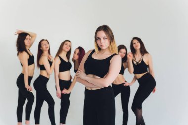 Bazı dinlenmek ile eğitim sonra stüdyoda poz inanılmaz vücut ile fitogirl.