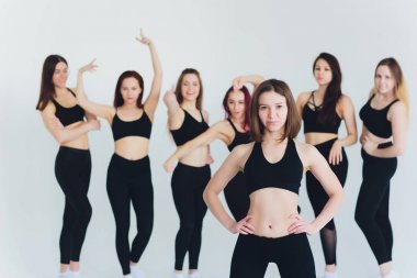 Bazı dinlenmek ile eğitim sonra stüdyoda poz inanılmaz vücut ile fitogirl.