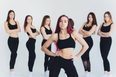 Bazı dinlenmek ile eğitim sonra stüdyoda poz inanılmaz vücut ile fitogirl.