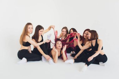 Bazı dinlenmek ile eğitim sonra stüdyoda poz inanılmaz vücut ile fitogirl.