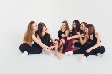 Bazı dinlenmek ile eğitim sonra stüdyoda poz inanılmaz vücut ile fitogirl.