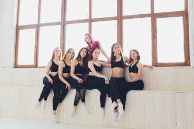 Bazı dinlenmek ile eğitim sonra stüdyoda poz inanılmaz vücut ile fitogirl.