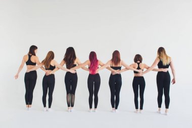 Bir grup yetenekli dansçı spor salonunda gösteri yapıyor. Fotoğrafı kapat. performans, göster.