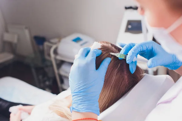 Procedura di iniezione di plasma ricco di piastrine. Stimolazione della crescita dei capelli. Processo di terapia PRP . — Foto Stock