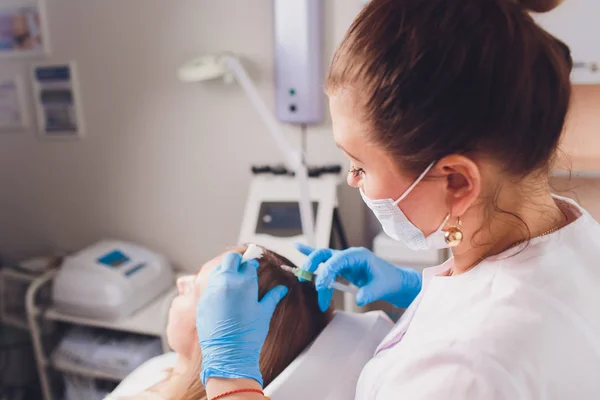 Trombosit zengin plazma enjeksiyon prosedürü. Saç büyüme stimülasyon. PRP tedavisi işlemi.