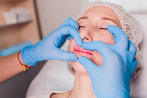 Plástico de contorno: Massagem labial após injeção de enchimento . — Fotografia de Stock