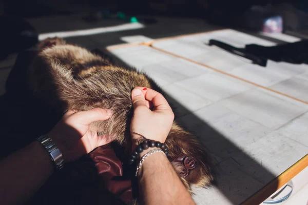 Professionelle Schneiderin, Designerin, die Pelzmäntel im Atelier, Atelier repariert. Mode- und Schneiderkonzept. — Stockfoto