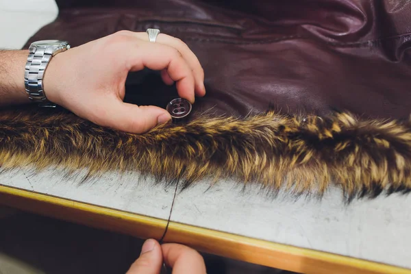 Profesyonel terzi, kürk manto, atelier, tamir Tasarımcısı stüdyo. Moda ve terzilik kavramı.