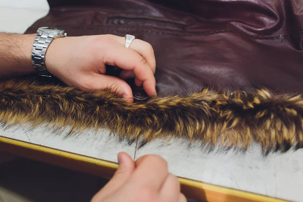 Tailleur professionnel, designer réparation manteau de fourrure à l'atelier, studio. Mode et concept de couture . — Photo