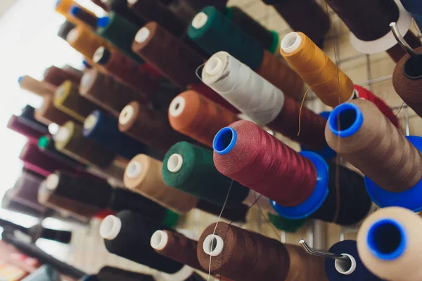 İle çok renkli iplik bobinleri bir sürü resmini.
