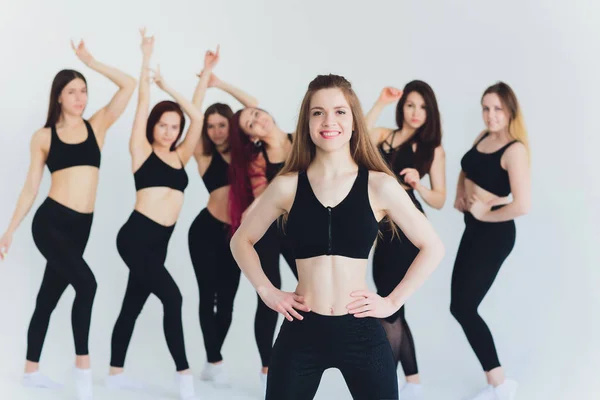 Fitogirl med otrolig kropp poserar i studion efter träning med några slappna av. — Stockfoto