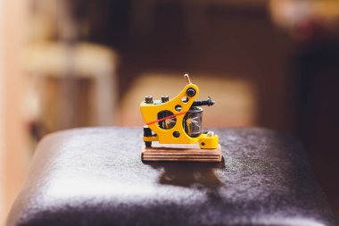 Ufa, Rusya, 20 Kasım, 2018: dövme için farklı makineler seti.