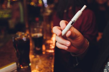 Iqos ısı-değil-yanık tütün ürün teknolojisi. E-Sigara İçilmeyen önce elinde tutan adam.