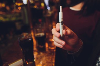 Iqos ısı-değil-yanık tütün ürün teknolojisi. E-Sigara İçilmeyen önce elinde tutan adam.