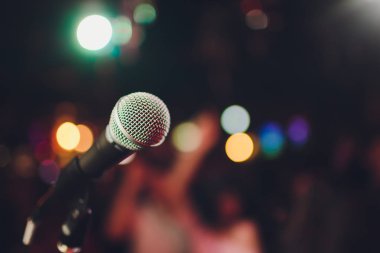 mikrofon bulanıklık içecek pub ve Restoran arka planda üzerinde karşı.