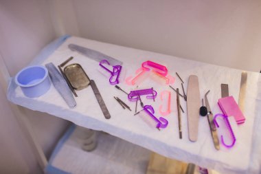 Maşa manikür tıbbi bir otoklav arka plan üzerinde. Arka plan bulanık.