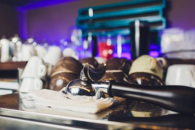 Klasik kokteyl shaker, barmen araçları, ekipmanları, seçili odak bir dizi bar.