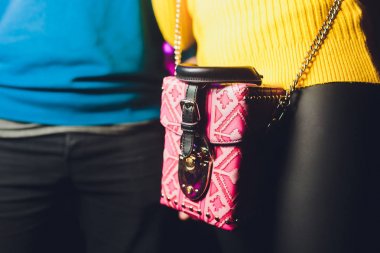 Moda görünüm sonbahar kadın kıyafeti. Şık Womens Bej çanta. Pastel renkli lüks saat ve kadınsı aksesuarlar closeup. Sevimli bej Bayan çanta çanta.