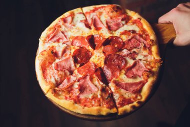 Genç kadın holding plaka ile lezzetli pizza, görünümü kapatın.