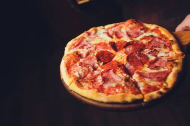 Genç kadın holding plaka ile lezzetli pizza, görünümü kapatın.