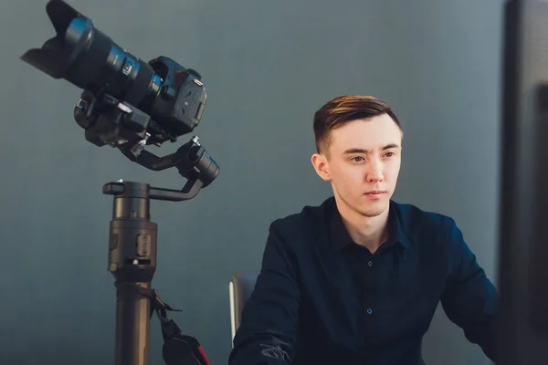 Youtuber またはビデオブロガーに含まれるアクセサリは、コンテンツビデオを作成します。ジンバルスタビライザーのカメラ設定. — ストック写真