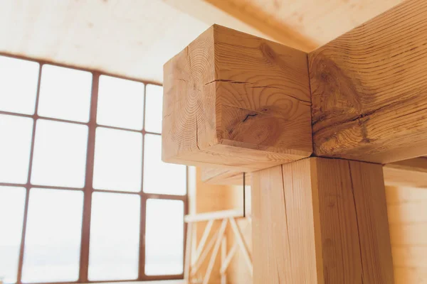 Vaste dressing en bois, intérieur d'une maison moderne. — Photo