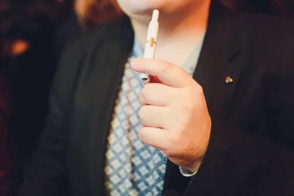 Iqos 열 아닙니다 점화 담배 제품 기술. 전자 담배 흡연 하기 전에 그의 손에 들고 하는 남자. — 스톡 사진