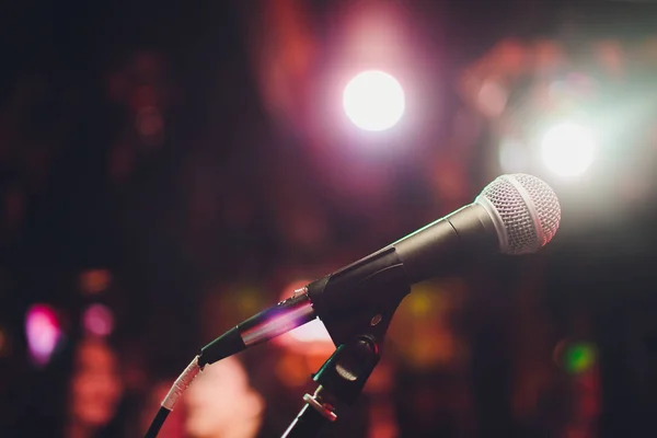 Microphone contre flou sur la boisson dans le fond du pub et du restaurant . — Photo