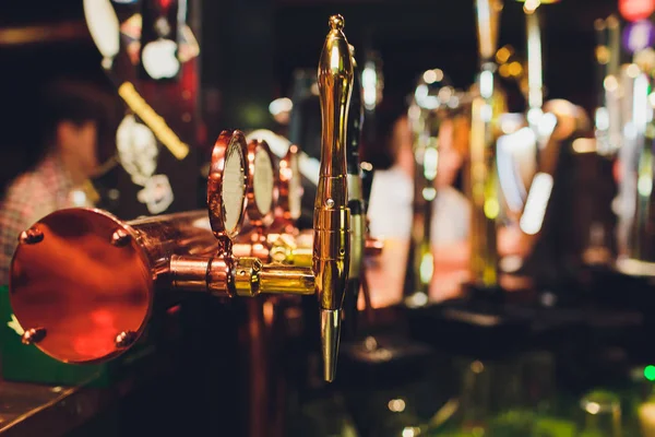 Barmann Hände gießt ein Pils in ein Glas. — Stockfoto