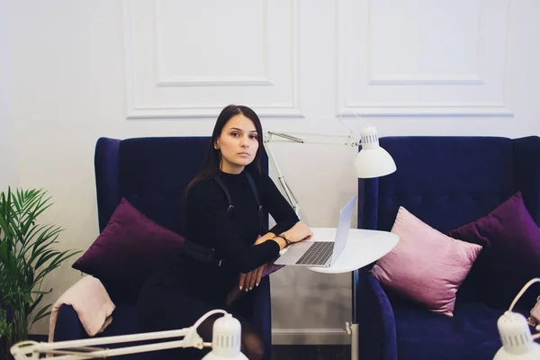 Twee fauteuils en badkuipen in de pedicure kast in de schoonheidssalon. beheerder met een laptop. neemt het record. — Stockfoto