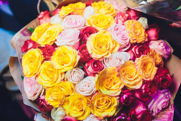 Fondo de rosas de colores. Hermoso, de alta calidad, bueno para las vacaciones, regalo de San Valentín . —  Fotos de Stock