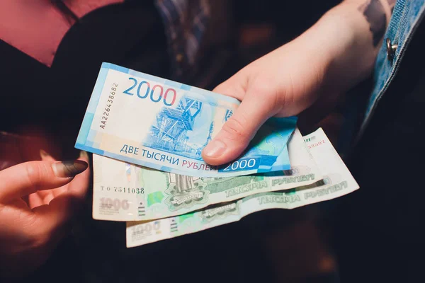 Руки подсчитывают российские деньги крупным планом . — стоковое фото