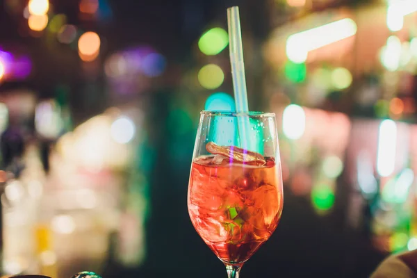 Склянки коктейлів на барі. бармен наливає келих ігристого вина з Аперолом . — стокове фото