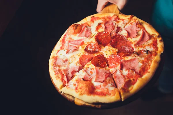 Genç kadın holding plaka ile lezzetli pizza, görünümü kapatın.