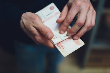 adam para, Rus Rublesi banknotlar, rüşvet ve yolsuzluk concept.russian ruble banknotlar üzerinde karanlık bir ofis - masasında vermek. Banknot finansal theme.stack bir el mans.